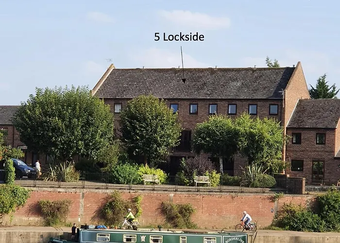 5 Lockside *Free Private Parking* *City Centre*